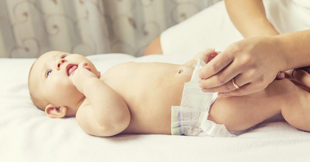 Dificuldade para abrir as pernas do bebê na troca de fralda: quando investigar?